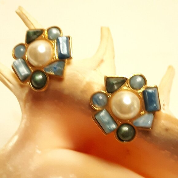 Vintage Avon Clip Back Earrings Gold Blue Rhinestone Pearl Cabochon - Picture 6 of 6
